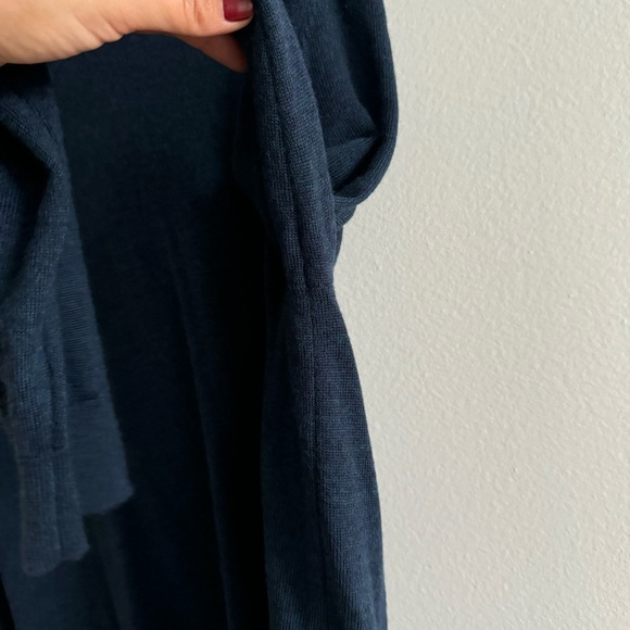 Calvin Klein V-Neck Extra Fine 100% Merino Wool Navy Blue Sweater Size Medium - Picture 9 of 14